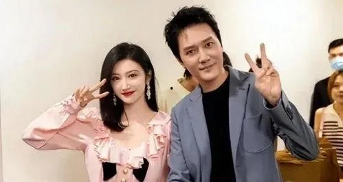 每日大赛冠军作品：明星情侣私下互动被拍